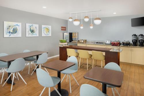 Kuchyň nebo kuchyňský kout v ubytování TownePlace Suites by Marriott Orlando East/UCF Area