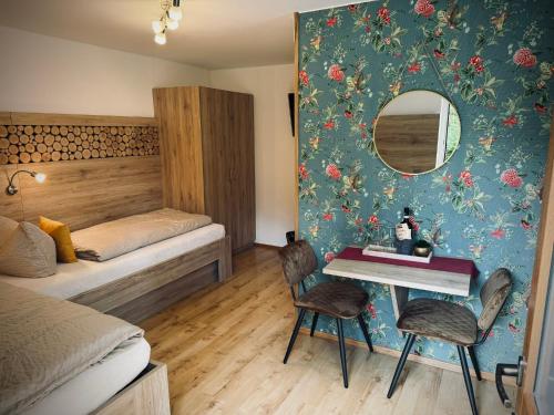 Uma cama ou camas num quarto em Pension Carlbauer