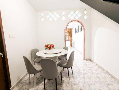 Гостиная зона в Lovina 4BR house nearby Grand Batam Mall A6-6
