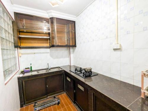Кухня или мини-кухня в Lovina 4BR house nearby Grand Batam Mall A6-6
