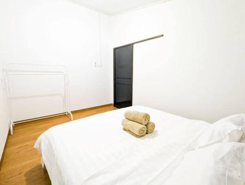 Кровать или кровати в номере Lovina 4BR house nearby Grand Batam Mall A6-6