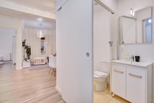 アーロにあるCasa De Esme llの洗面台とトイレを備えた白いバスルーム