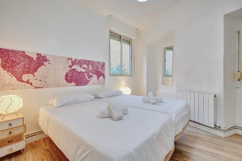 アーロにあるCasa De Esme llの壁に地図が掛かっている部屋に白いベッドが2つある