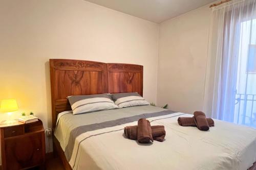 a bedroom with a bed with two towels on it at Fuori da ZTL - Ideale per Famiglie e Gruppi in Asiago