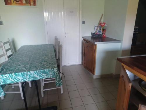 a kitchen with a table and chairs and a counter at Maison familiale avec jardin à Lahosse, 110 m² in Lahosse