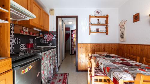 une salle à manger avec une table et une cuisine dans l'établissement Grand Morillon 212 - 2P5, à Morillon