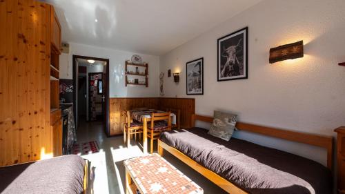 une chambre avec deux lits et une table dans l'établissement Grand Morillon 212 - 2P5, à Morillon