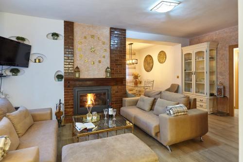 a living room with a couch and a fireplace at Casa Arroyo Colmenar in Villanueva del Arzobispo