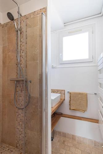 une salle de bain avec douche et lavabo dans l'établissement A l'Abordage ! - Petit balcon - Parking 1 place, au Havre