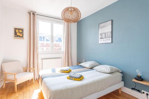 une chambre avec un grand lit avec un mur bleu dans l'établissement A l'Abordage ! - Petit balcon - Parking 1 place, au Havre