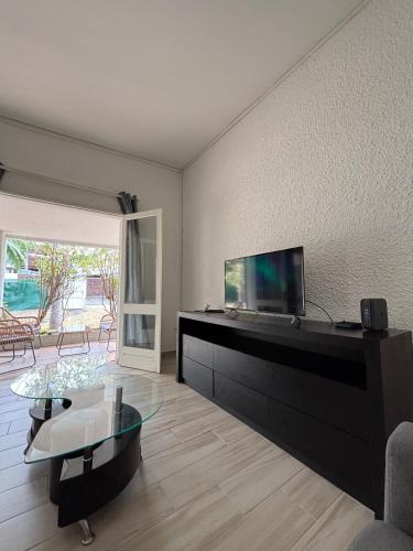 Телевизор и/или развлекательный центр в La Villa du Voyageur