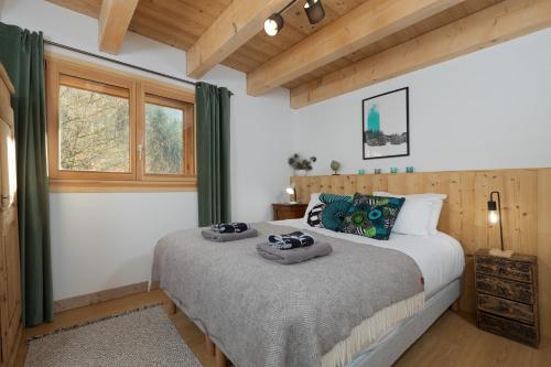 a bedroom with two beds and a window at Le Refuge Au Pied d'Hauto in Montriond