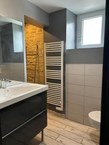 une salle de bain avec un lavabo et des toilettes dans l'établissement Maison de campagne 6 personnes, à Colombiers-sur-Seulles