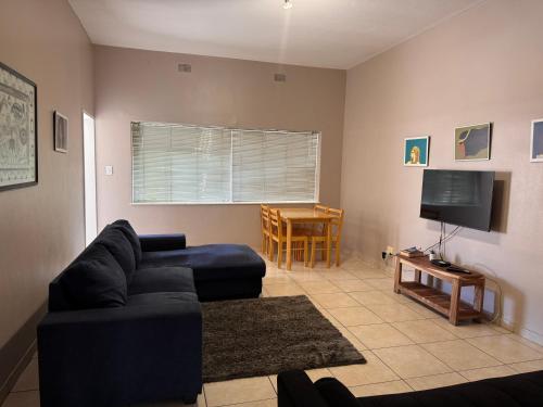 Televisyen dan/atau pusat hiburan di Stern self catering apartments