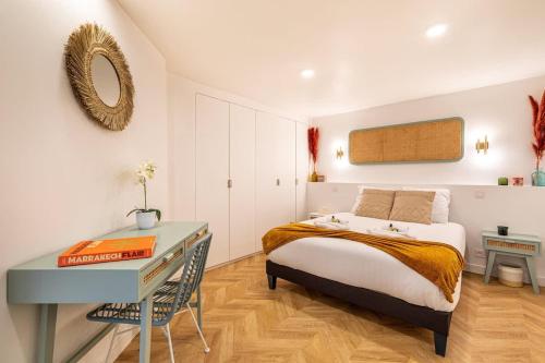 une chambre avec un lit et un bureau et un lit sidx sidx sidx dans l'établissement Bel appartement parisien, à Paris