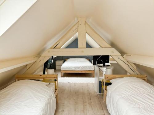 - 2 lits dans une chambre avec un toit dans l'établissement Eglise 2 - Maisonnette pour 6 à Disneyland Paris, à Coutevroult