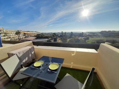 une table et des chaises sur un balcon avec vue dans l'établissement Studio Village Naturiste Lollipop, au Cap d'Agde