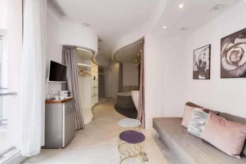 un salon avec un canapé et une table dans l'établissement Magnifique appartement parisien - Marais, à Paris