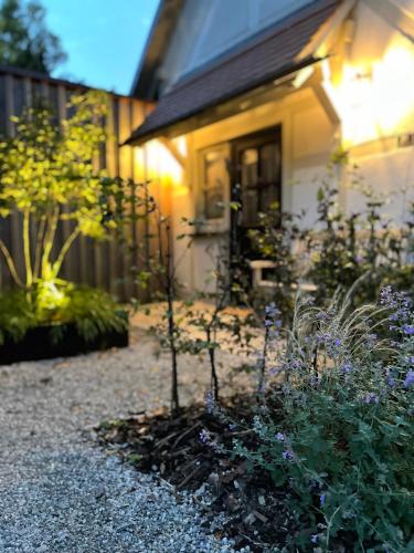 a small garden in front of a house at TauberChalet I Privates Boutique-Ferienhaus mit Whirlpool, Sauna, Garten, Naturmagie & ZellBoost in Rothenburg ob der Tauber