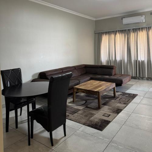 Ruang duduk di Stern self catering apartments