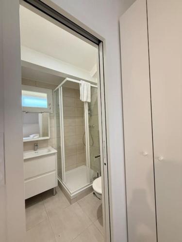 une salle de bain avec une douche, des toilettes et un lavabo dans l'établissement Studio in the 16th, à Paris