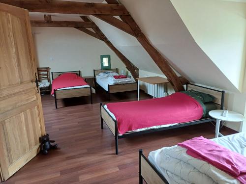 Postel nebo postele na pokoji v ubytování Logis de la Provosterie - CYCLAMEN