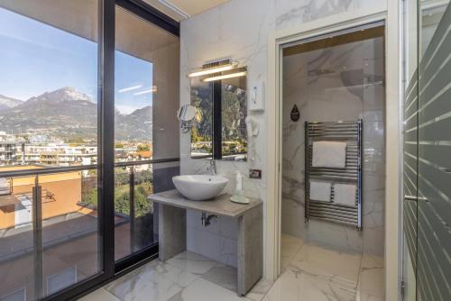 Ένα μπάνιο στο Garda Suite Hotel - Tonelli Hotels
