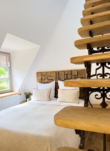 une chambre avec un lit et une table en bois dans l'établissement Propriété du Bénitier Normandie, à Le Fidelaire