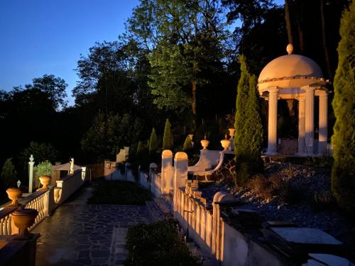 a white gazebo in a cemetery at night at Le petit Charme - Wohnen in einer historischen Villa in Suhl