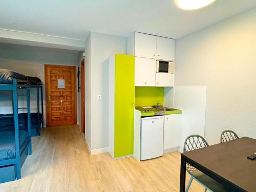 a small apartment with a kitchen and a bedroom at Apartamentos Midi 3000 in Formigal