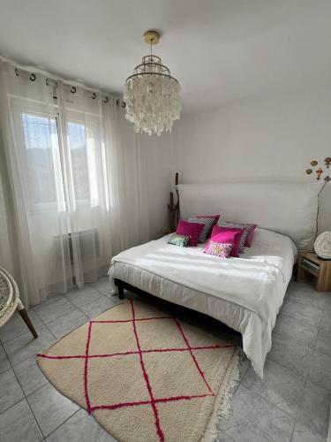 - une chambre avec un lit doté d'oreillers roses et d'un lustre dans l'établissement Superbe maison avec piscine, à Monticello