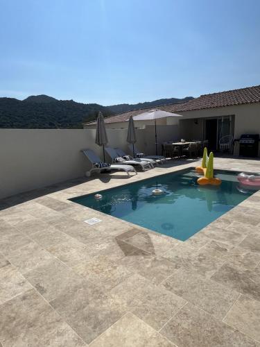 une piscine dans une cour avec un patio dans l'établissement Superbe maison avec piscine, à Monticello