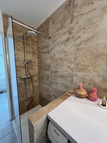 La salle de bains est pourvue d'une douche et d'un comptoir blanc. dans l'établissement Superbe maison avec piscine, à Monticello