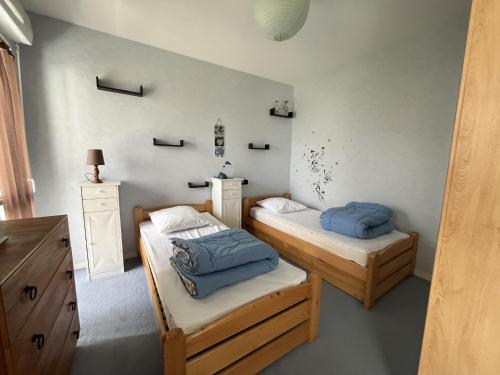 Cette chambre comprend 2 lits jumeaux. dans l'établissement Les Dunes, à Saint-Gilles-Croix-de-Vie