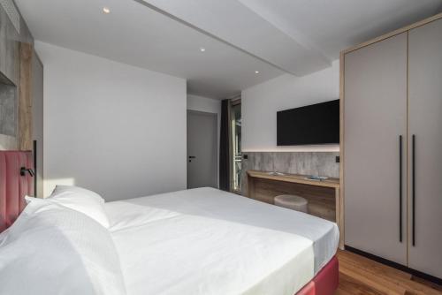 Ένα ή περισσότερα κρεβάτια σε δωμάτιο στο Garda Suite Hotel - Tonelli Hotels