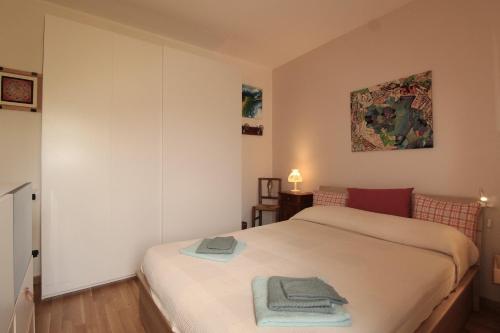 ein Schlafzimmer mit einem Bett mit Handtüchern darauf in der Unterkunft Casa Bella in Polpenazze del Garda