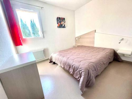 une chambre avec un lit et une fenêtre dans l'établissement Camping 3 étoiles - Piscine - eega0d, à Saint-Christol