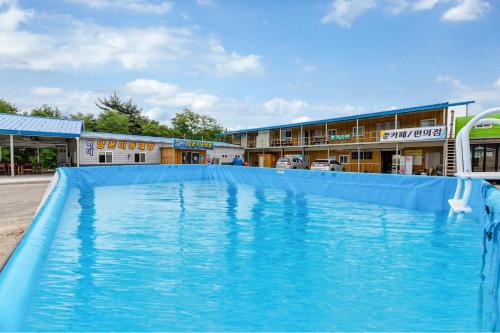 Πισίνα στο ή κοντά στο Goseong Jjun Camping Pension