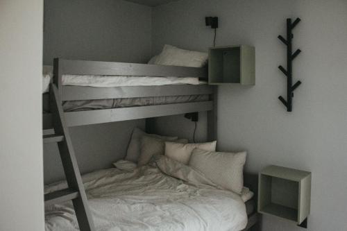 a bedroom with two bunk beds and a bed at Ömsedal Funäsdalen in Funäsdalen