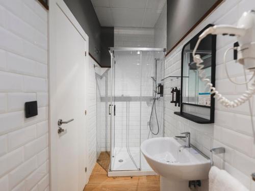 A bathroom at Alcazaba Premium Hotel