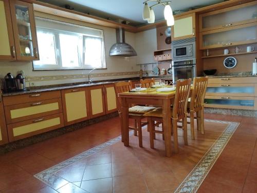 Kuchyň nebo kuchyňský kout v ubytování Spacious Apartment in Viveiro with Sea View