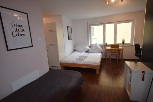 a small room with a bed and a table and a window at Nestwerk Clever R23-21 - Arbeiten, Entspannen & Innenstadtnähe in Biberach an der Riß