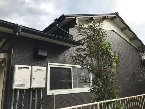 a house with a tree in front of it at Hostel John Mang ゲストハウス ジョン in Tosa