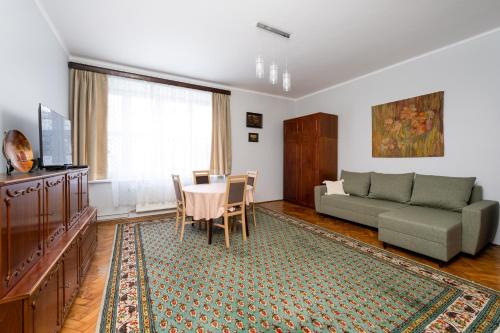 Mogilska Standard Apartment by BookingHost