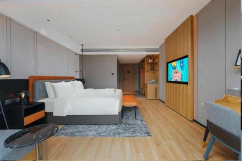 Televisyen dan/atau pusat hiburan di Park Inn by Radisson Hangzhou Fuyang Wildlife