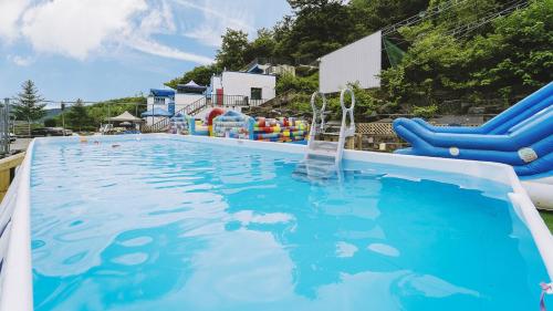Bazén v ubytování Chuncheon Dogandstay nebo v jeho okolí
