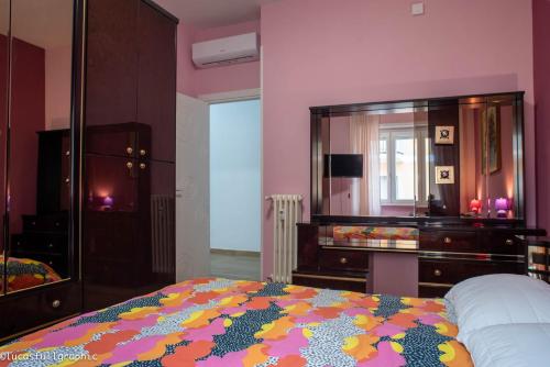 a bedroom with a bed and a dresser and a mirror at Sophie's Choice in Rome