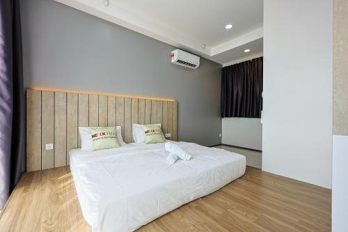 a bedroom with a large white bed in a room at Urban Suites Penang by Nexx Field in Jelutong