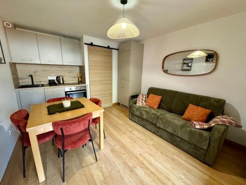 un salon avec une table et un canapé dans l'établissement Snow & Sun, Morzine, 4 personnes, à Morzine