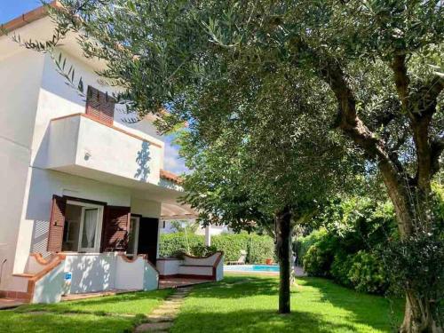Zahrada ubytování Villa Eleonora con piscina privata a Sabaudia